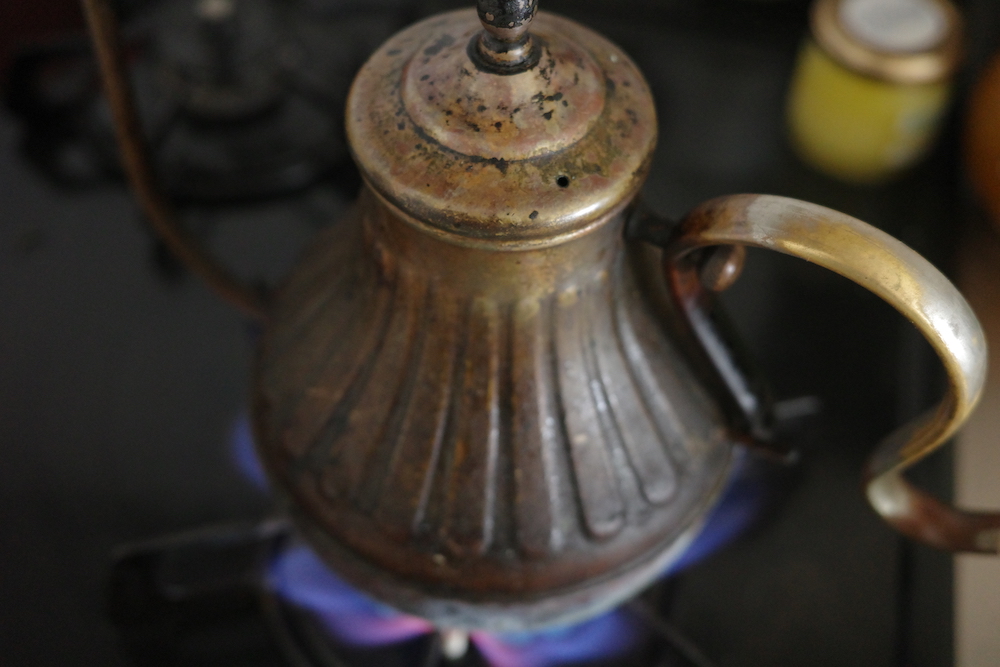 眠る前の白湯で整えるデトックス習慣|体が軽くなるセルフケアレシピ