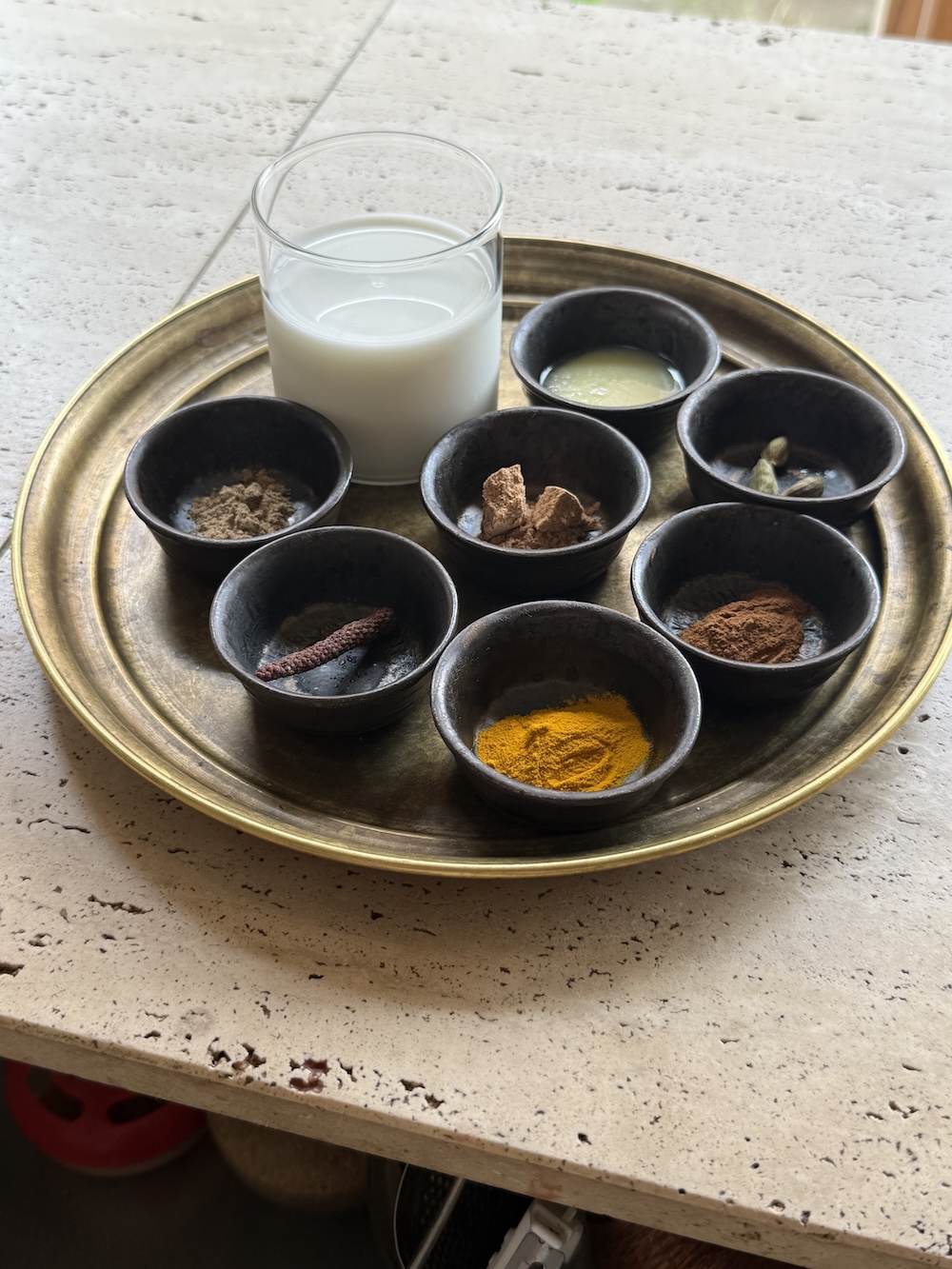 牛乳×スパイスで作るムーンミルク|アーユルヴェーダ式睡眠改善レシピ